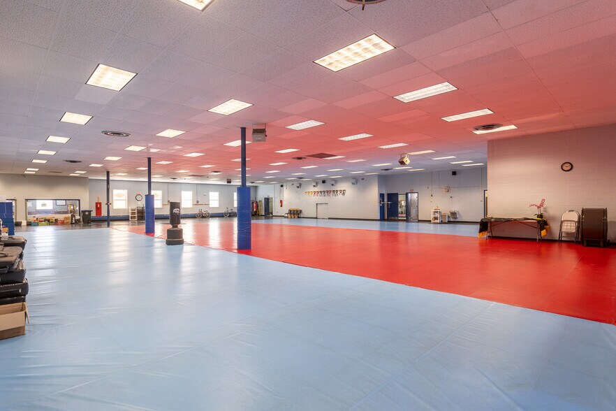 More Photos Of 20 Iron Gate Park Dr, Centerville Storefront Retail Office For Sale