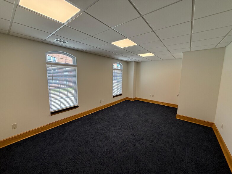 More Photos Of 870 W King St, Boone Office Residential For Lease