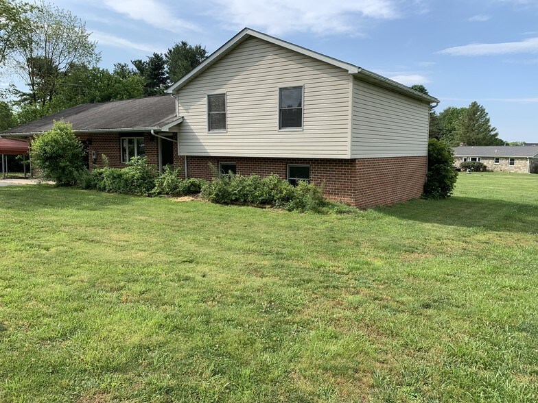 More Photos Of 5405 Village Ct, Adamstown Specialty For Sale