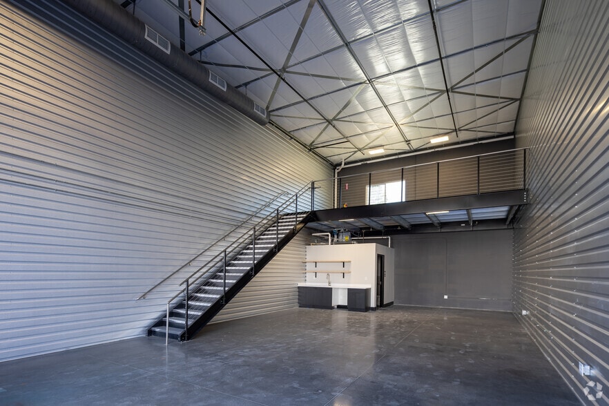 More Photos Of 5705-5765 Stables Way, Alpharetta Showroom For Lease