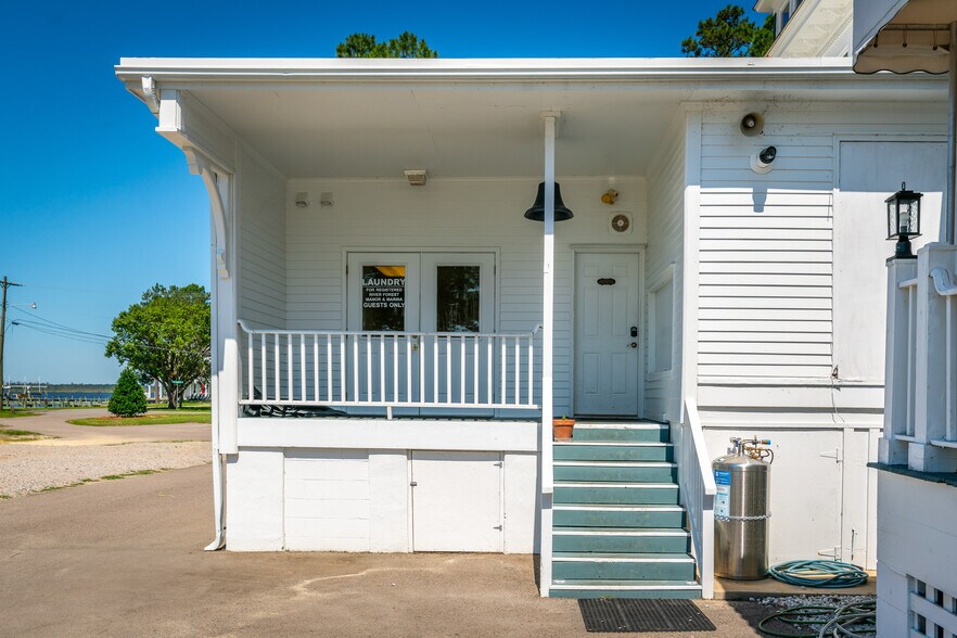 More Photos Of 738 E Main St, Belhaven Hotel For Sale