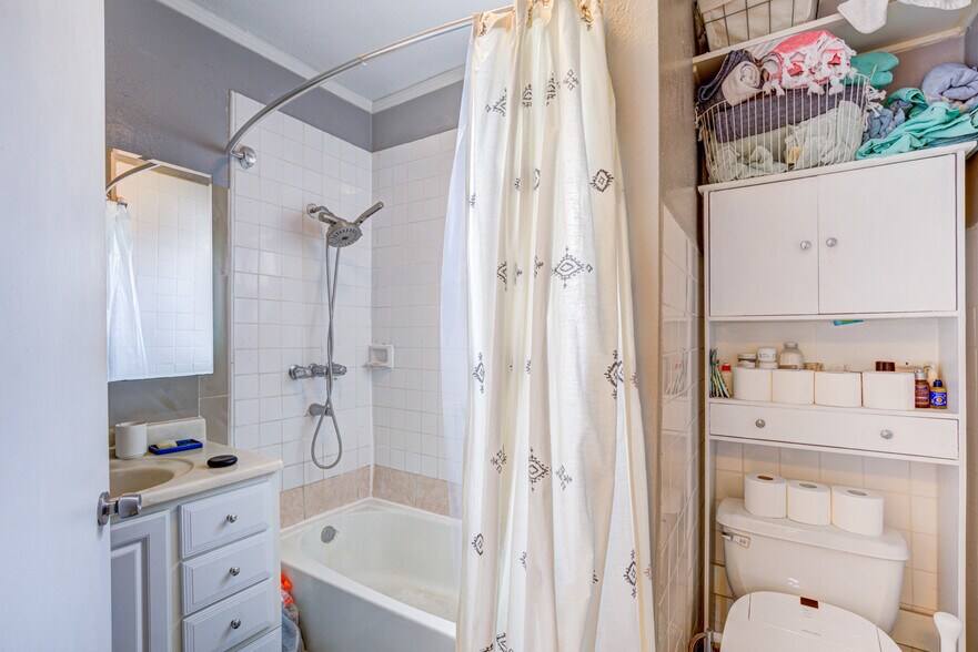 More Photos Of 921 Manzanita St, Los Angeles Apartments For Sale