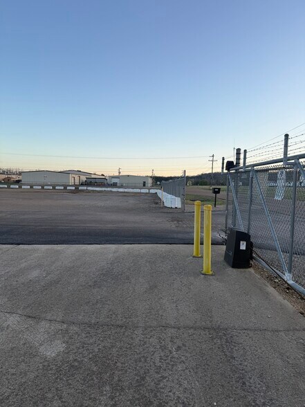 More Photos Of 640 Industrial Rd, Savannah Light Distribution For Lease