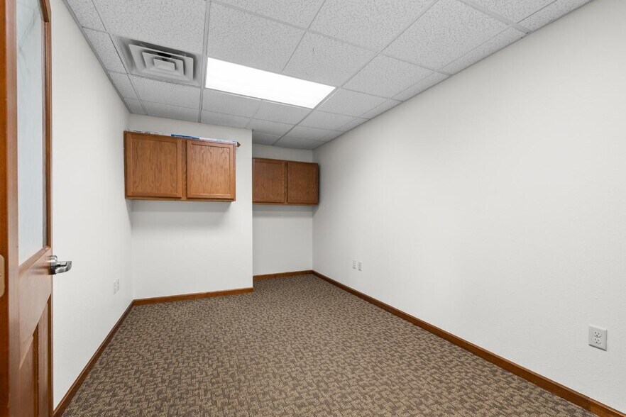 More Photos Of 2000 Burdick Expy E, Minot Office For Lease