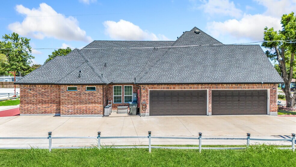 More Photos Of 703 E Oates Rd, Garland Unknown For Lease