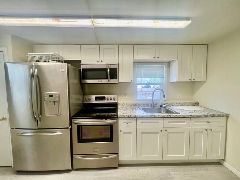 More Photos Of 706 Willow St, Southampton Office For Lease