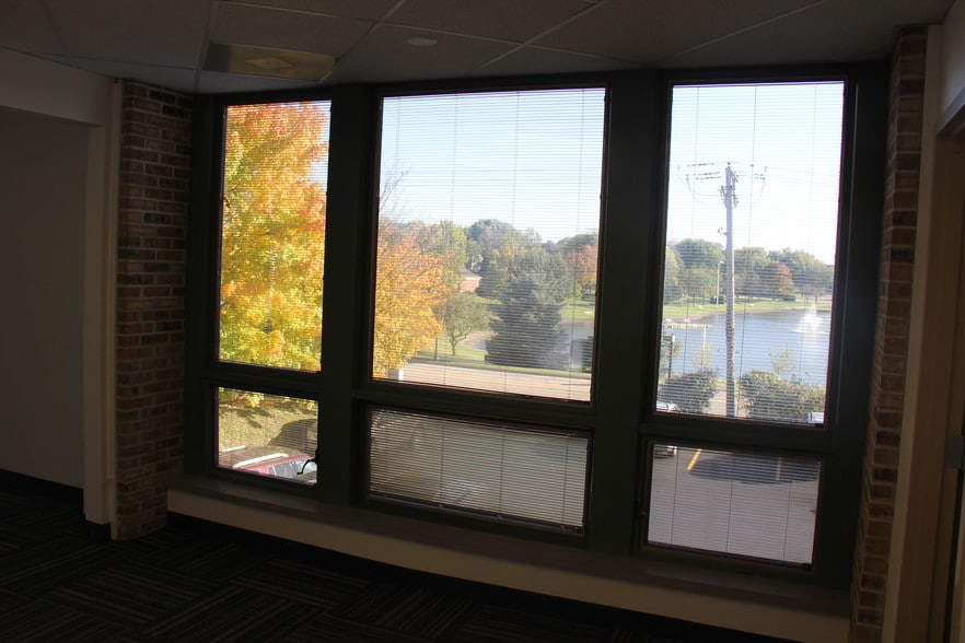 More Photos Of 390 E Devon Ave, Roselle Office For Lease