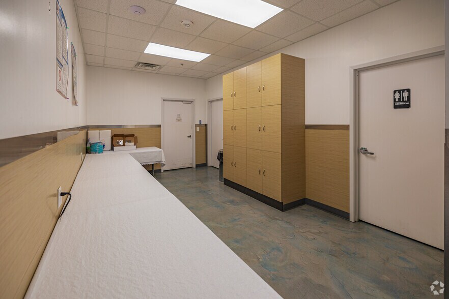 More Photos Of 4400 Renaissance Pky, Warrensville Heights Showroom For Lease