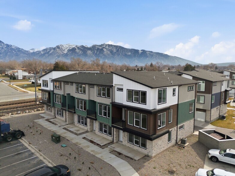 More Photos Of 132-144 E Chambord Ct, Sandy Apartments For Sale