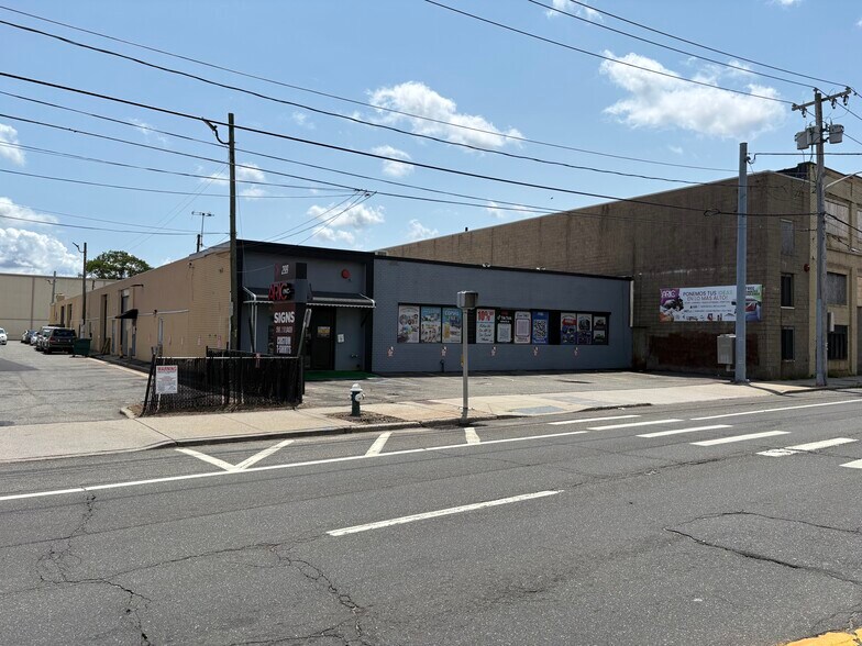 Primary Photo Of 299 Peninsula Blvd, Hempstead Showroom For Lease