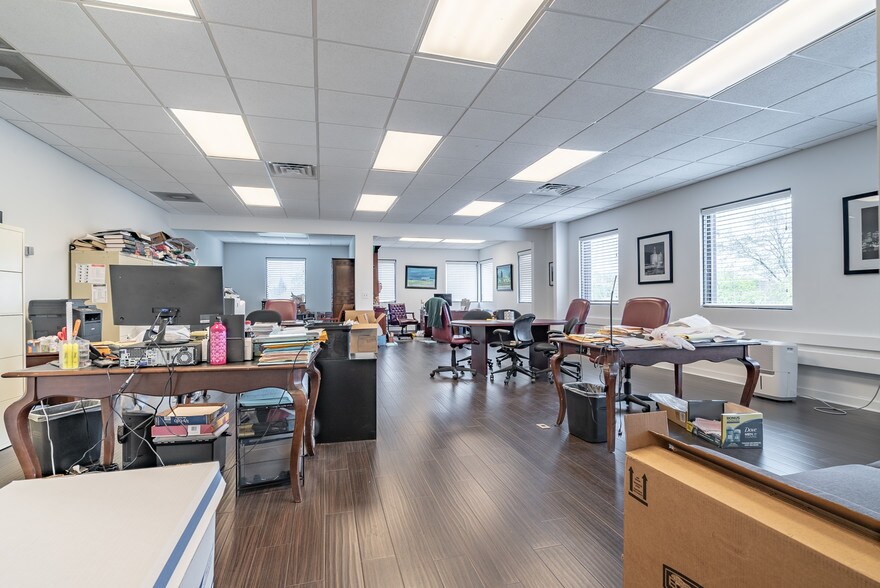 More Photos Of 6650 N Northwest Hwy, Chicago Office For Lease