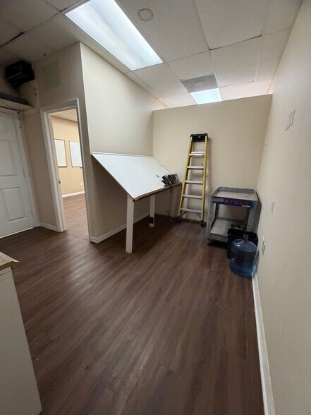 More Photos Of 1076 Business Ln, Naples Showroom For Lease