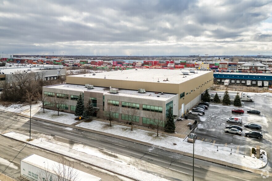 More Photos Of 2111 Ave 32nd, Montréal Distribution For Sale
