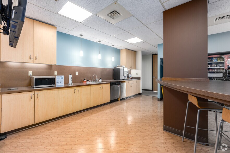 More Photos Of 400 E Pratt St, Baltimore Coworking Space