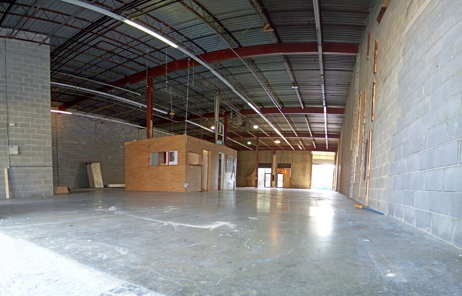 More Photos Of 8196 Terminal Rd, Lorton Showroom For Lease