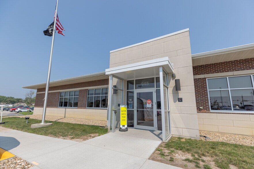 More Photos Of 945 Tower Dr, Waterloo Medical For Lease