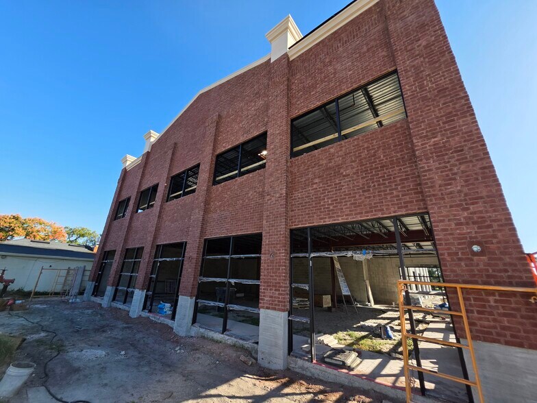 More Photos Of 425 S Woodland Blvd, Deland Office For Lease