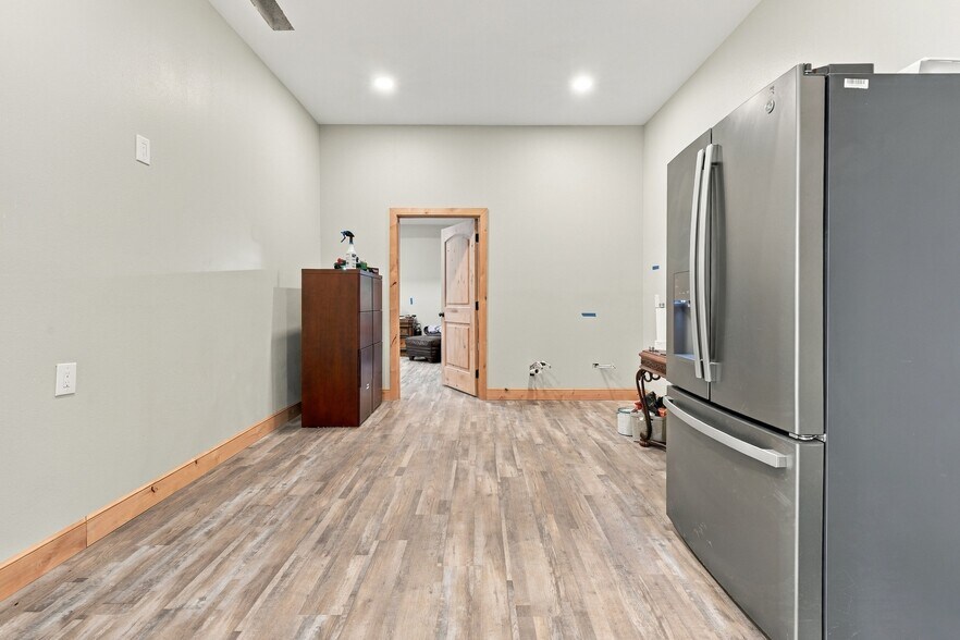 More Photos Of 1801 13th St, Levelland Light Distribution For Sale
