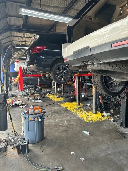 More Photos Of 2525 Westhollow Dr, Houston Auto Repair For Sale