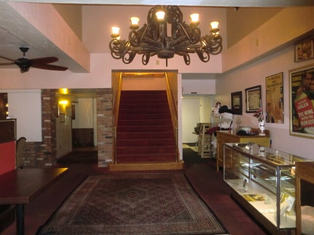 More Photos Of 305 E American Ave, Oracle Bar For Sale