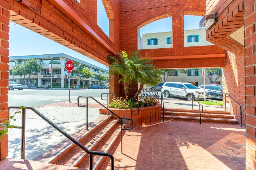 More Photos Of 800 Silverado St, La Jolla Office For Lease