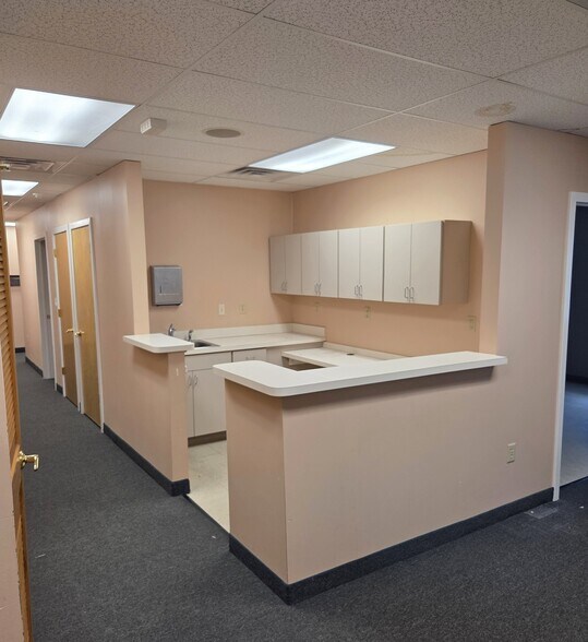 More Photos Of 24 Stelton Rd, Piscataway Medical For Lease