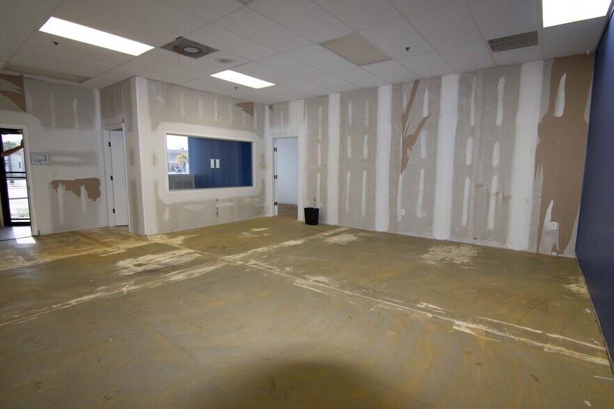 More Photos Of 2600 118th Ave N, Saint Petersburg Light Distribution For Lease