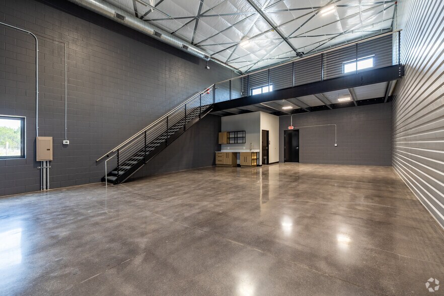 More Photos Of 15431 Fitzhugh Rd, Dripping Springs Showroom For Sale