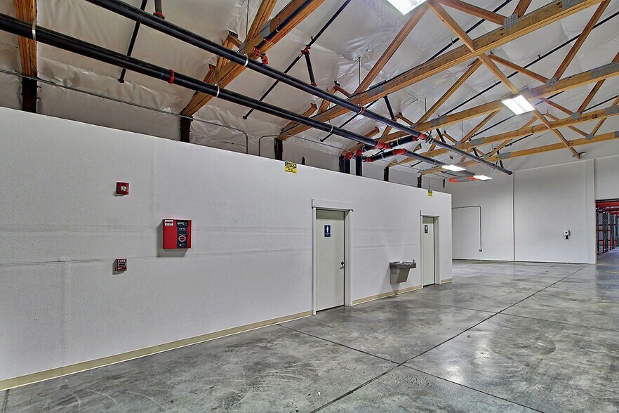 More Photos Of 1106 Airpark Ln, Sandpoint Warehouse For Lease