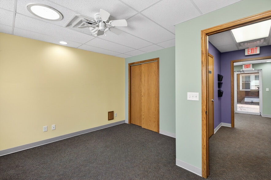 More Photos Of 133 N Glendale St, Wichita Office For Sale
