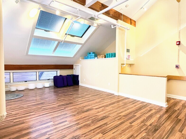 More Photos Of 24 Salt Pond Rd, Wakefield Medical For Lease