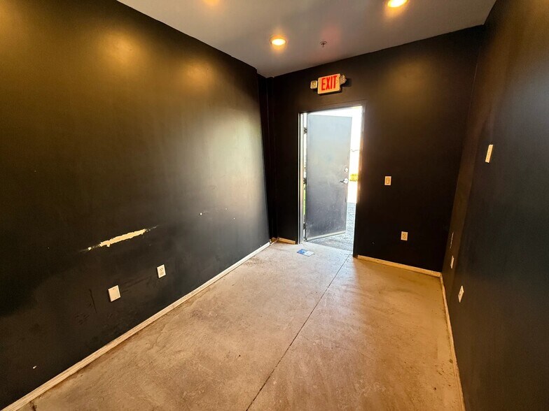 More Photos Of 2643 N 36 Ave, Phoenix Warehouse For Lease