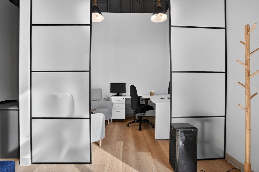 More Photos Of 812 Dundas St, London Freestanding For Sale