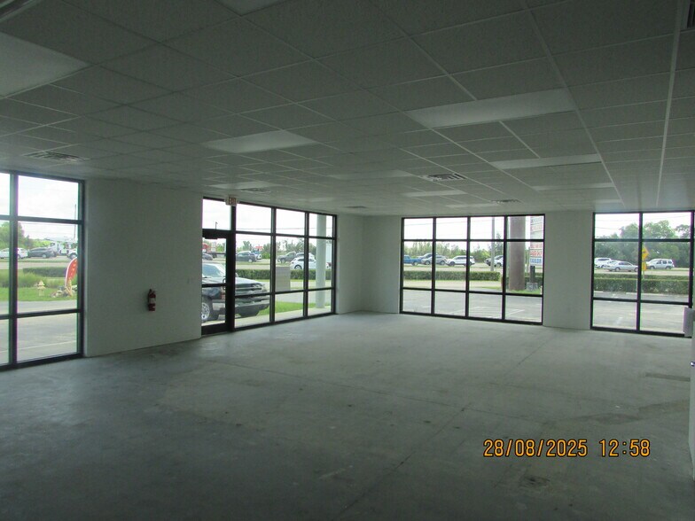 More Photos Of 17230-17250 S Tamiami Trl, Fort Myers Unknown For Lease