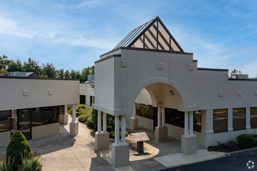 Primary Photo Of 201 Moreland Rd, Hauppauge Medical For Lease