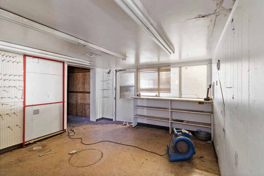 More Photos Of 1801 N Main St, Baytown Flex For Sale