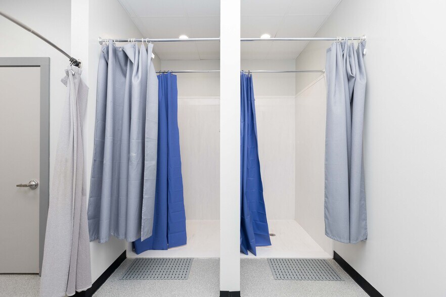 More Photos Of 12110 S Harrells Ferry Rd, Baton Rouge Showroom For Lease