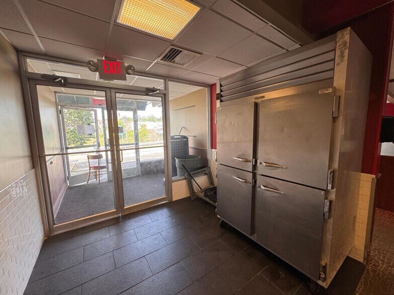 More Photos Of 4765 Montgomery Rd, Cincinnati Restaurant For Sale