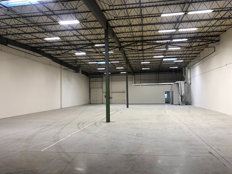 More Photos Of 900 Paramount Pky, Batavia Warehouse For Lease