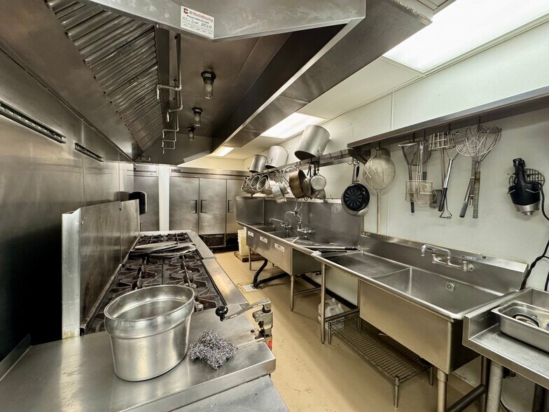 More Photos Of 3495 S Broadway, Englewood Restaurant For Lease