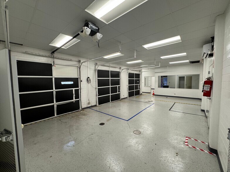 More Photos Of 1403 E Houston St, San Antonio Flex For Lease