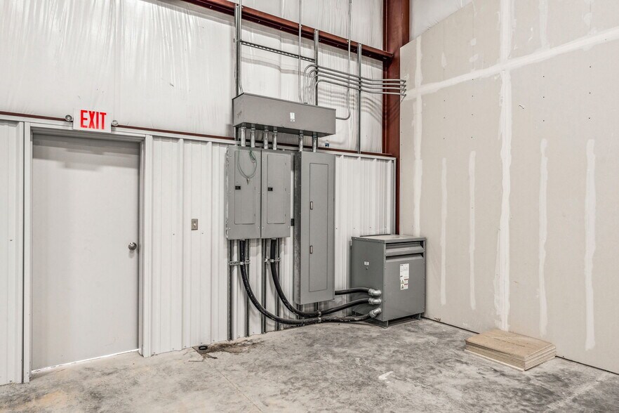 More Photos Of 12113 Jordy Rd, Midland Warehouse For Lease