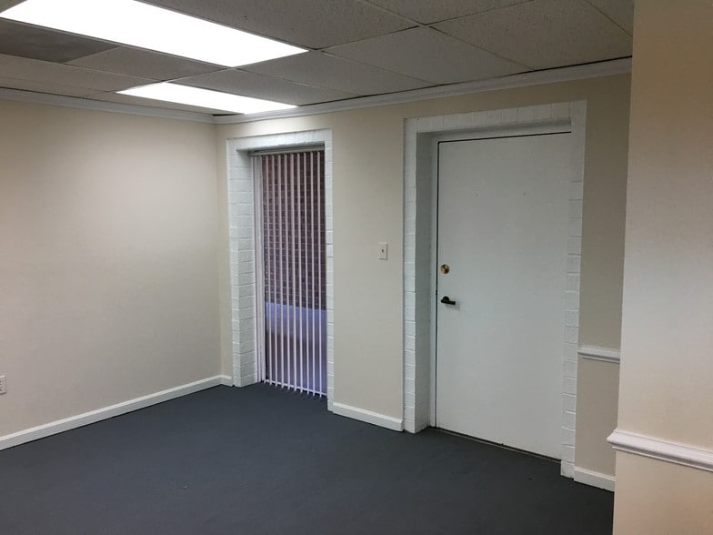 More Photos Of 6116 Rolling Rd, Springfield Medical For Sale