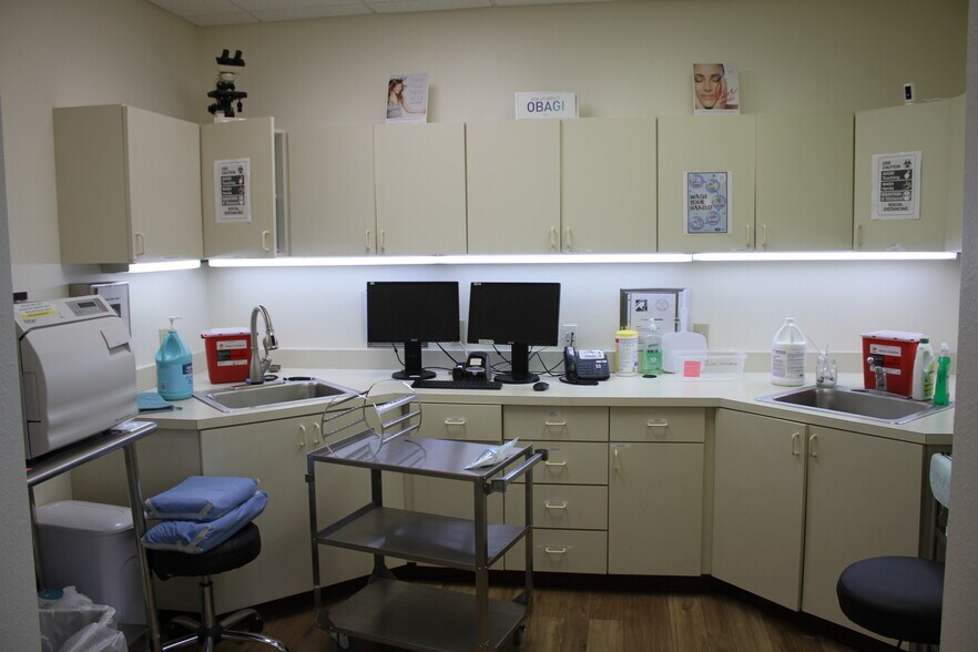 More Photos Of 2711 N Orange Blossom, Kissimmee Medical For Lease