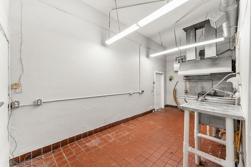 More Photos Of 820 E New Haven Ave, Melbourne Unknown For Lease