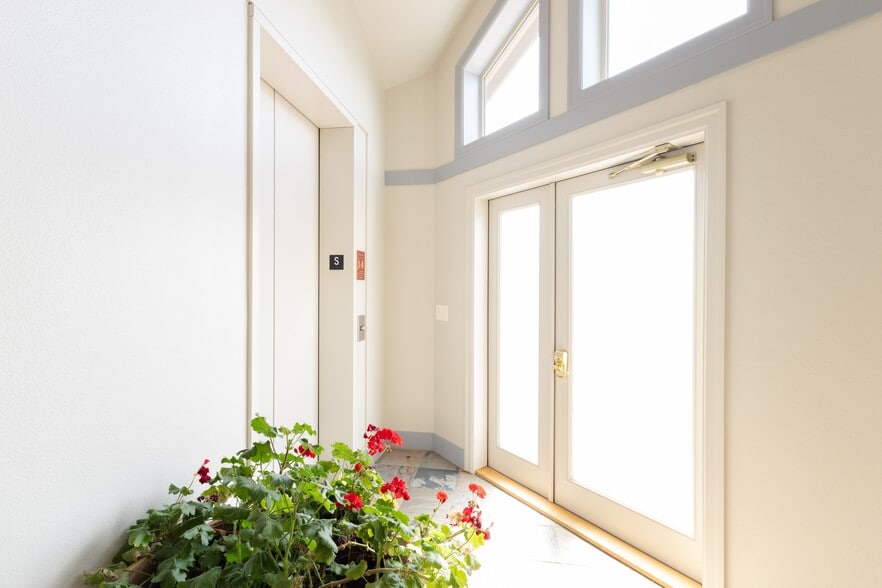 More Photos Of 360 Knechtel Way NE, Bainbridge Island Apartments For Sale