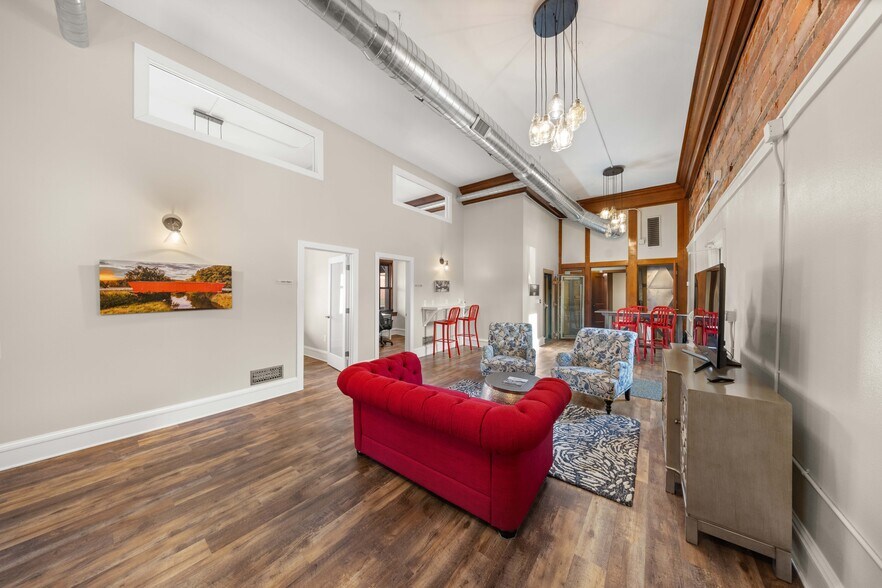 More Photos Of 101 E Jefferson St, Winterset Office For Sale