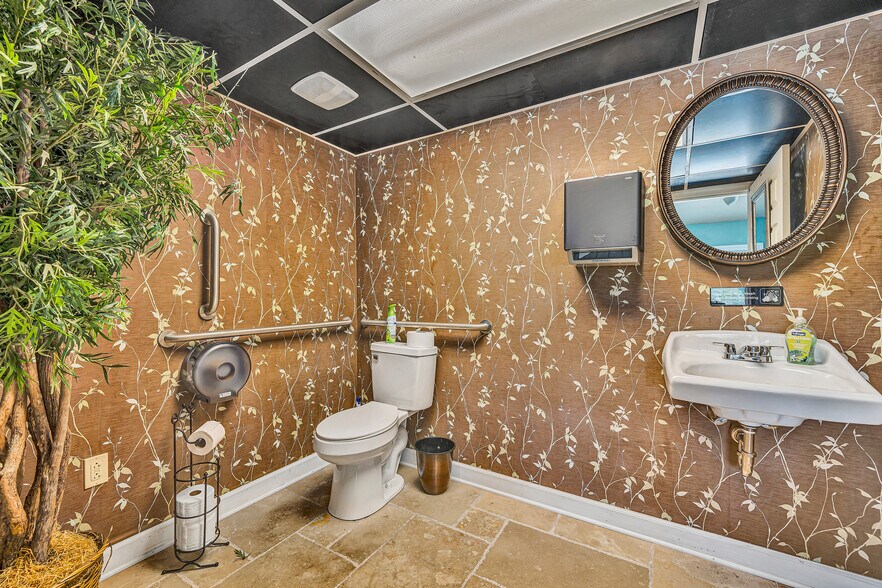 More Photos Of 1041 Harbour Inn Ln, Moneta Restaurant For Sale