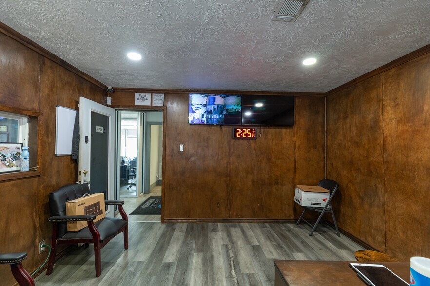 More Photos Of 510 Grand Ave, Bacliff Showroom For Lease