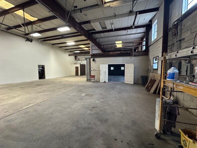 More Photos Of 9735 Gravois Rd, Affton Warehouse For Lease